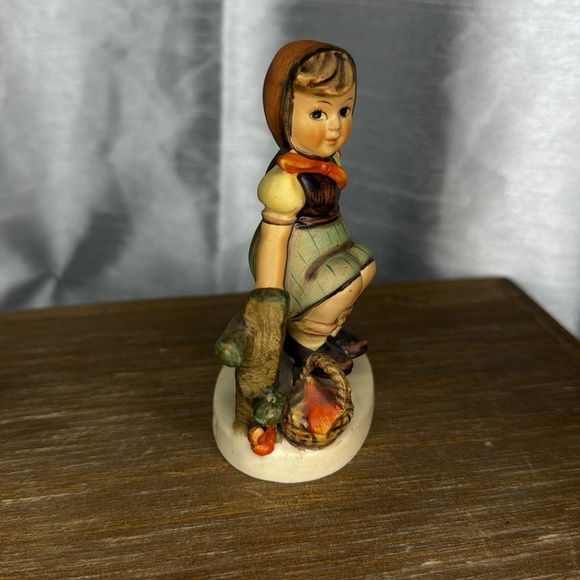Vintage Hummel “Just Restin” 112 3/0 TMK-4
W. Germany 1938 4” Figurine - Picture 5 of 7